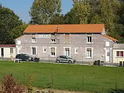 Le groupement de l'entrée du bois.