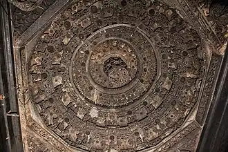 Vue intérieure sur le plafond sculpté. Au centre: le dieu étouffe un démon (asura)