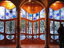 Vue de la fenêtre principale depuis l'intérieur du salon.