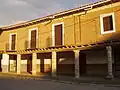 Maisons avec soportales.