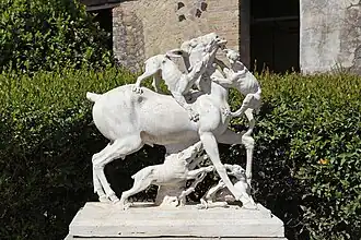 Sculpture d'un des cerfs.