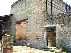 batiment cubique avec grande ouverture