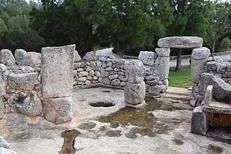 Accès à la pièce (11) et fosse à cendres (12).