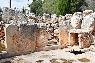 Entrées des pièces (8) et (9).