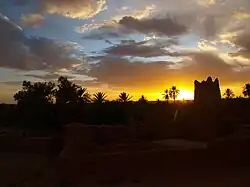 Coucher de soleil. Casbah (en amazigh : Igherm), demeure fortifiée en pisé.