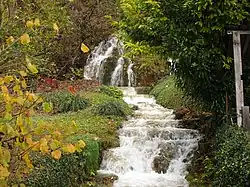 Photographie en couleurs de la cascade de la Furieuse à Challes-les-Eaux.