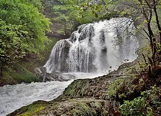 La cascade principale en crue.