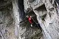Escalade sportive en dévers avec une succession de toits.