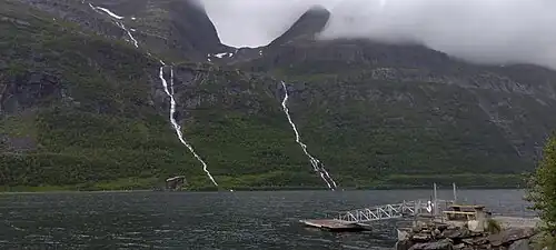 Les cascades Indre Iselva et Ytre Iselva sur la rive sud au fond du fjord