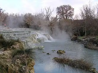 La cascade sous le moulin.