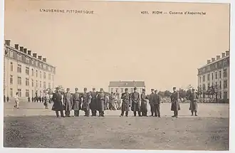 La caserne du 105e&nbsp;RI à Riom au début du XXe&nbsp;siècle.