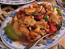 Poulet aux noix de cajou, piments séchés, champignons et poivre, cuisine Thai.