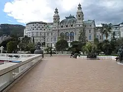 L'opéra vue de la promenade de bord de mer.