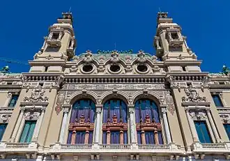 Partie supérieure de la façade principale.