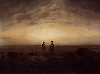 Peinture aux teintes sombres représentant les silhouettes de deux hommes sur un bord de mer rocheux, surmontés d'un ciel nuageux et orangé.