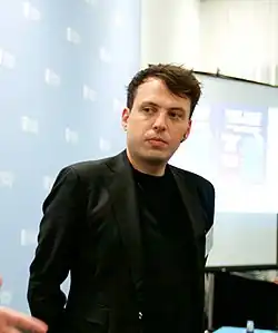 Description de l'image Casper Sikkema en Marijn Schrijver, Nieuwe Revu, bij de NVJ Nacht van de Journalistiek 2015 (21567876298) (cropped).jpg.