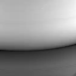 Vue en noir et blanc rapprochée de l'atmosphère de Saturne.