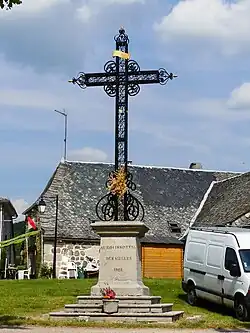 La croix qui symbolise l'emplacement de l'ancien cimetière.