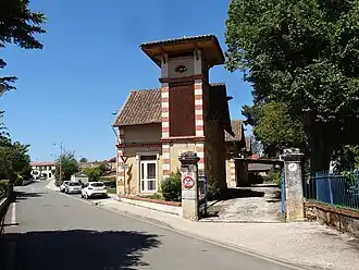 Rue des écoles et maison atypique.