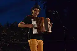  Alain Beurrier de Castanha e Vinovèl jouant de l'accordéon.