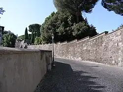 Une rue de Castel Gandolfo. En arrière plan, le « Giardino del Moro », un jardin de la résidence d'été papale.