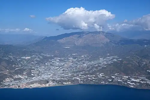 Vue plus générale, avec la commune de Lújar au centre, le village de Lújar au pied de la sierra de Lújar (es) au fond, et une partie de Rubite à droite