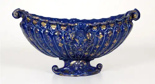 Vasca Farnese en forme de bateau avec mascarons, décoré d'arabesques et des armoiries du cardinal Alexandre Farnèse, Castelli, troisième quart du XVIe&nbsp;siècle&nbsp;av. J.-C.