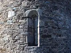 Fenêtre-meurtrière de l'abside.