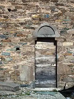 Porte latérale sud.