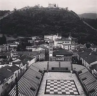 Aménagement en tribunes pour la partie d'échecs vivante de Marostica.