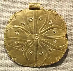 Disque avec un astre rayonnant.