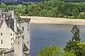 Photographie d'une vue du château et de la Loire depuis le village.