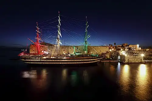 Le château de nuit avec l'Amerigo Vespucci.