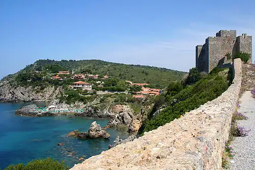 Chemin menant à la forteresse.