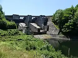 Les deux évacuateurs de crue du barrage nord.