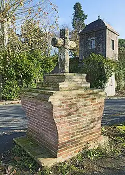 Le calvaire XVIIe&nbsp;siècle, classé.