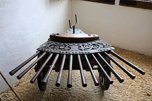 Orgue ou ribaudequin (arme à 12 canons).