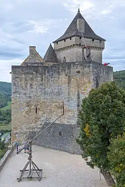 Reconstitution d'une machine de jet devant le donjon.