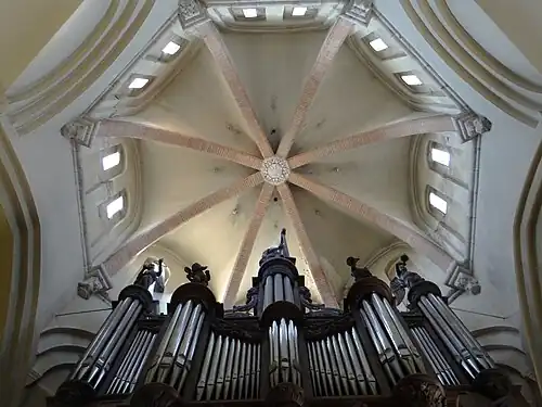 La coupole du clocher et l'orgue