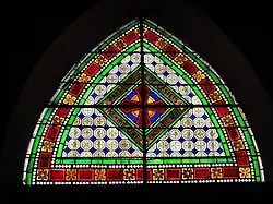 Vitrail au dessus de la porte datant de 1859