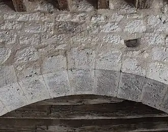 Clé de voûte des arcades datée de 1758.