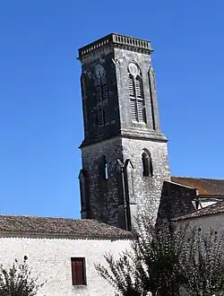 Le clocher vu de la place centrale.
