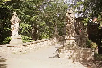Pont d'entrée du château fort de Valdštejn. Les statues originales de frère Jelínek (1725–1735) ont été mises à l'abri dans la chapelle : celles de ce pont ne sont que des copies.