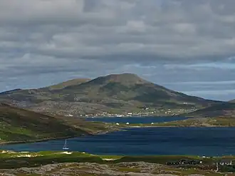 Heaval dominant Castlebay depuis Vatersay.
