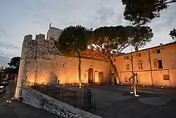 Cours intérieur de la chapelle Sainte-Anne