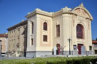Le théâtre de Castres situé en face de l'évêché et du jardin à la française.