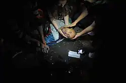 3 juin, des civils aident un homme blessé.