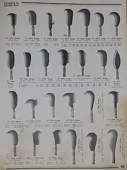 photographie d'une page de catalogue ancien, figurant deux douzaines de modèles de serpes de modèles associées à diverses localités françaises, aux formes variées.