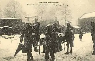 Brancardiers conduisant les corps à la Chapelle.