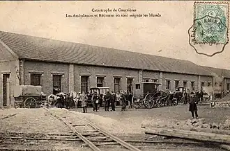 Les ambulances et le bâtiment où sont soignés les blessés.